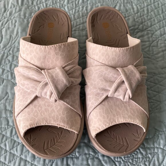 Bzees Slip On Bow Sandals Ivory 8.5W - Picture 1 of 6